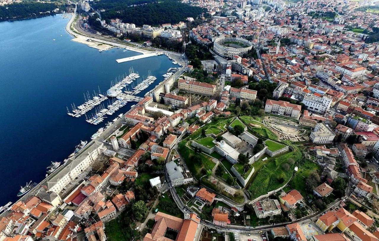 Carducci Apartment - Center Pula Exteriör bild